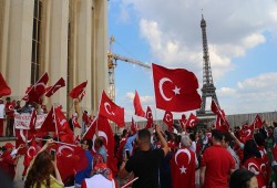 مظاهرة في باريس تنديداً بمحاولة الانقلاب الفاشلة في تركيا