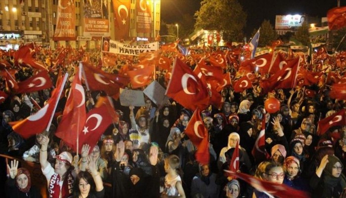 الأتراك يستمرون في الاحتشاد لليوم التاسع على التوالي