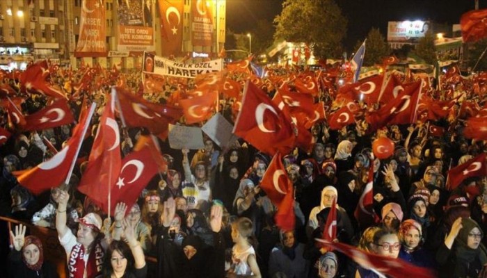 الأتراك يستمرون في الاحتشاد لليوم التاسع على التوالي