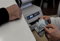 ليرة تركيا تحافظ على قيمتها أمام الدولار والانقلاب