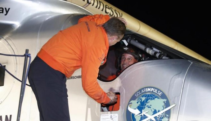 طائرة "سولار إمبالس2" تنهي رحلتها التاريخية بنجاح