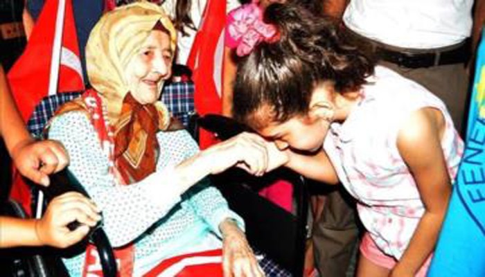 عمرها 113 عامًا.. معمرة تركية تشارك في مظاهرات رفض الانقلاب