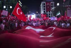 الأتراك يواصلون التظاهر لليوم 13 على التوالي