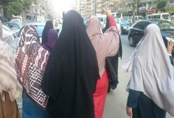 بهتافات "ياللي بتسأل نازلين ليه.. الدولار 12 جنيه" بنات الإسكندرية ينتفضن ضد العسكر