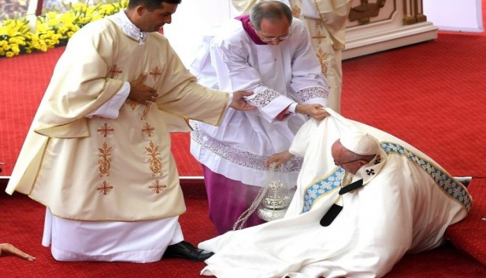 بالفيديو.. لحظة سقوط أنبا الفاتيكان أثناء إقامة قداس