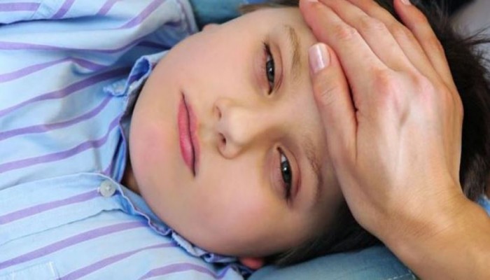 الحمى تنذر بإصابة الطفل بضربة شمس