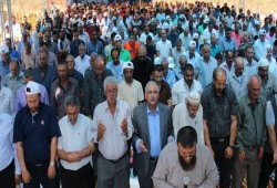 إقامة صلاة الجمعة على أنقاض المنازل المهدومة في قلنديا بالقدس