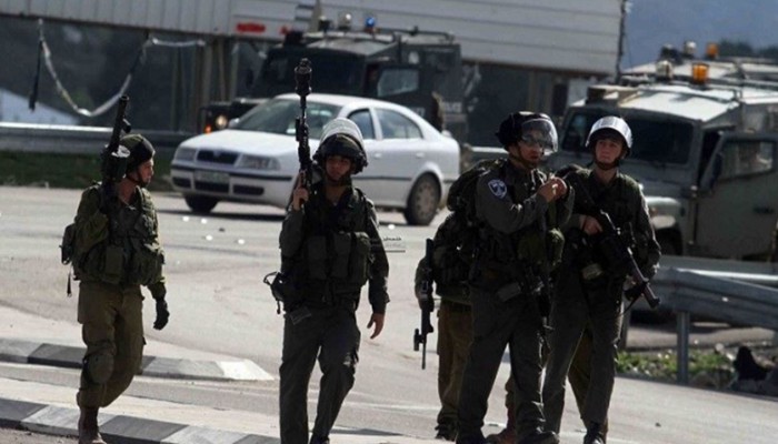 الاحتلال الصهيوني يعتقل 4 شبان فلسطينيين عند حاجز حوارة بزعم حيازتهم سكاكين