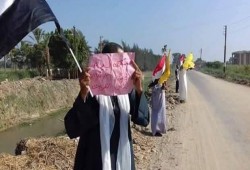 سلسلة بشرية لثوار يوسف الصديق