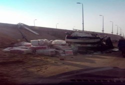 إصابة 3 في إنقلاب سيارة نقل أعلى كوبري إيتاى البارود