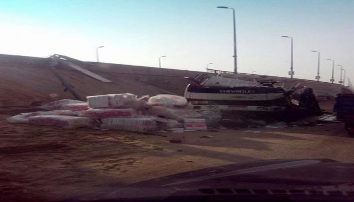 إصابة 3 في إنقلاب سيارة نقل أعلى كوبري إيتاى البارود