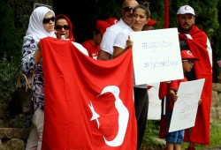 أتراك يتظاهرون أمام قصر "غولن" في الولايات المتحدة الأمريكية