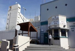 على خطى السيسي: الصهاينة يقطعون الكهرباء والماء عن أقسام أسرى حماس في "نفحة"