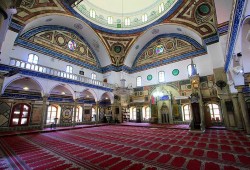 أهالي عكا بشمال فلسطين يهبون لتنظيف مسجد الجزار بعد الحريق