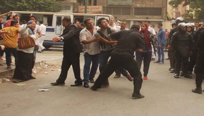 قوات الأمن تعتدي على متقدمي مسابقة "الشهر العقاري"