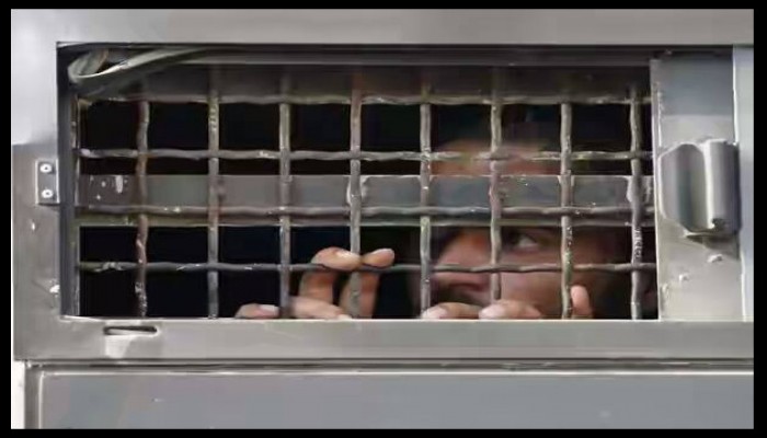 مأمور قسم شرطة أبشواي يحرم المعتقلين من رؤية أبنائهم أثناء الزيارة