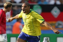 من نجم كروي إلى مجرم عصابات.. تعرف على حياة البرازيلي أدريانو