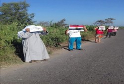 سلسلة بشرية لثوار المحمودية ترفع شعار "مصر مش للبيع"