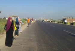 سلسلة بشرية لثوار ابو حمص على طريق مصر الاسكندرية الزراعي