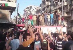 الحلبيون يحتفلون مع الثوار بفك حصار مدينتهم