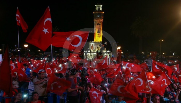 أردوغان وقادة المعارضة في آخر تظاهرة ضد الانقلاب.. يحضرها الملايين وتُبث بشاشات عملاقة
