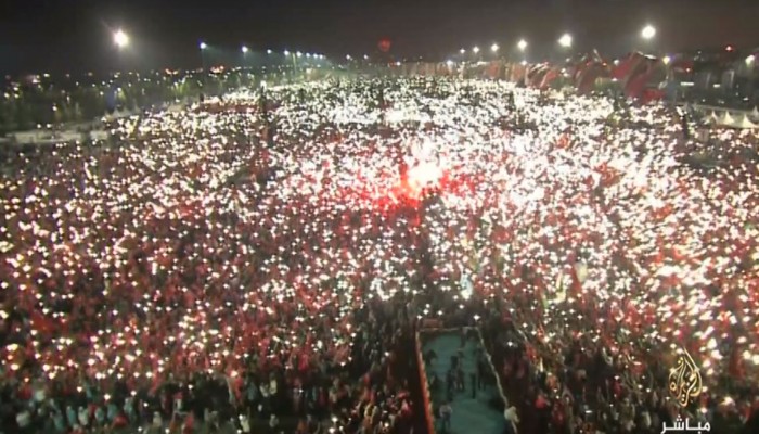 أنوار الهواتف الذكية.. أقوى مشاهد مليونية "الديمقراطية والشهداء" في إسطنبول (فيديو)