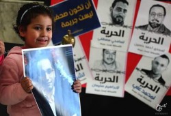 إدارة العقرب تقوم بتصوير السجناء أثناء تغيير ملابسهم لإذلالهم