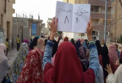 نساء حوش عيسى يهتفن في مسيرة حاشدة "ارفع ايدك بالعلامة رابعة دى رمز الكرامة"