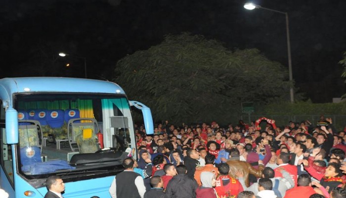 تعرض حافلة الأهلي لحادث خلال العودة من السويس إلى القاهرة