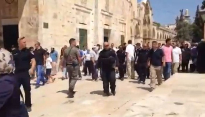 مئات المستوطنين يقتحمون الأقصى وجرحى فلسطينيون