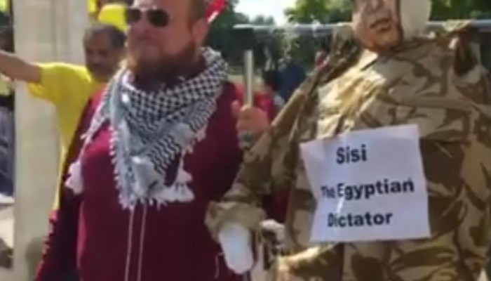 بالفيديو.. محتجون يعتدون بالأحذية على "مجسم" للسيسي في لندن