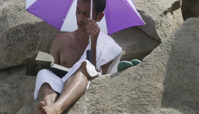 إبتكار مظلة للحجيج مزودة بمروحة و"جي بي اس" ومخارج لشحن الهواتف