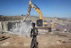 الاحتلال يُخطر بهدم منازل فلسطينية "متنقلة" شرق القدس