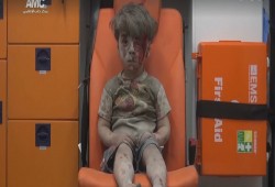 سوريا : الطفل عمران ينجو من تسونامي الدمار في حلب