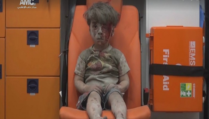 سوريا : الطفل عمران ينجو من تسونامي الدمار في حلب