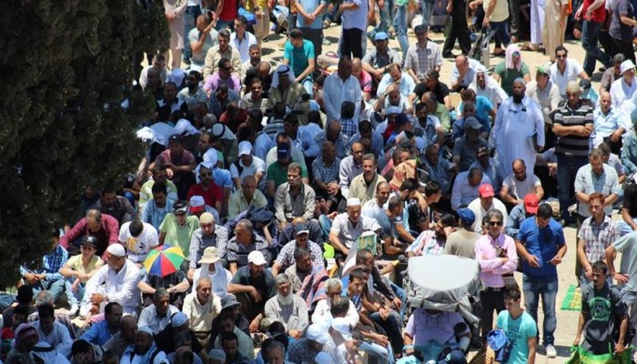30 ألف مصلٍّ يؤدون الجمعة في الأقصى