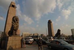 من قلب القاهرة.. سرقة 3 أعمدة إنارة أثرية من كوبري قصر النيل