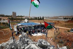 المئات يؤدون الصلاة على أنقاض المنازل المهدمة في قلنديا