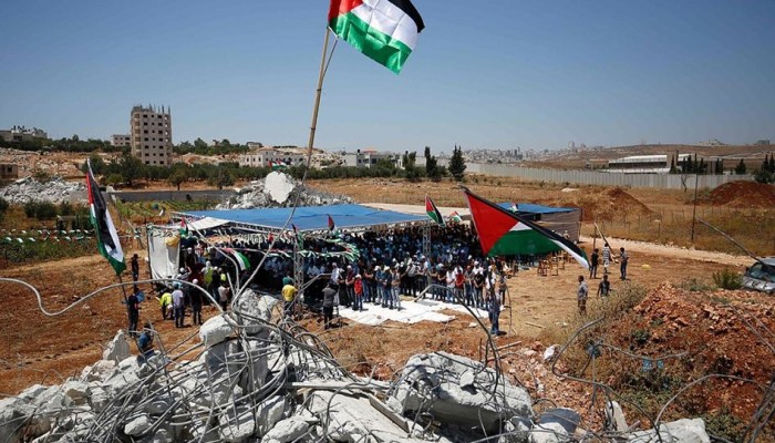 المئات يؤدون الصلاة على أنقاض المنازل المهدمة في قلنديا