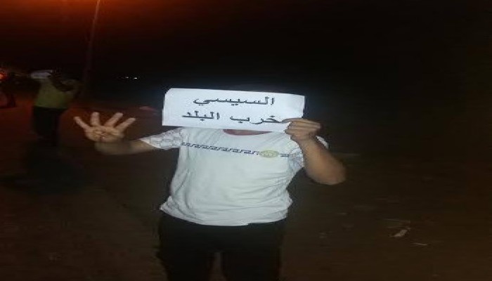 "السيسي خرب البلد" شعار سلسلة بشرية لثوار "مركز دمنهور"
