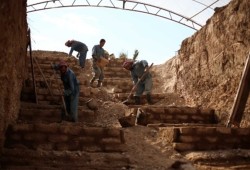 مقابر من طين بطبقات عدة في دوما السورية مع ازدياد القتلى