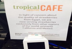 إعلان بمحل عصائر في أمريكا: لا نستخدم فراولة مصرية