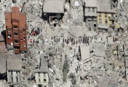 إيطاليا تبكي دما .. 250 قتيل في الزلزال المدمر