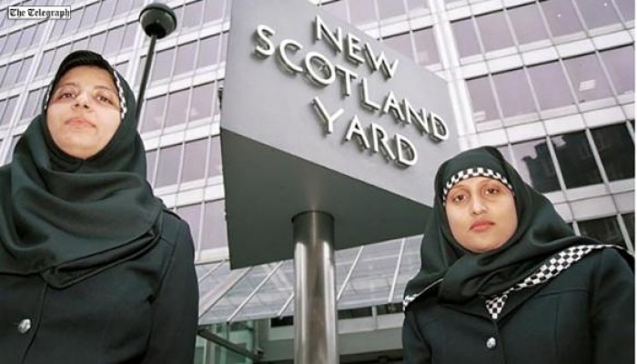 حجاب كندا وأسكتلندا في مواجهة العري الفرنسي