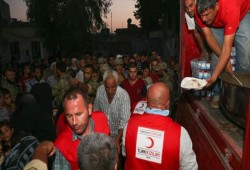 الاهلال الأحمر التركي يغيث أهالي "جرابلس" بعد طرد "داعش"