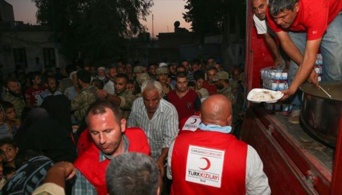 الاهلال الأحمر التركي يغيث أهالي "جرابلس" بعد طرد "داعش"