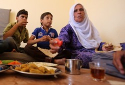 اندهشوا بعد رؤية الخبز والفاكهة .. أطفال "داريا" يتذوقون الأطعمة لأول مرة في حياتهم