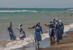 ناشطون: هل تجرؤ فرنسا على منع هؤلاء من السباحة؟