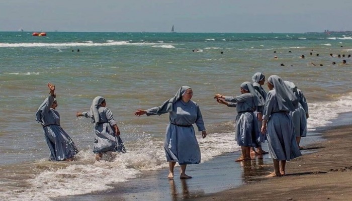 ناشطون: هل تجرؤ فرنسا على منع هؤلاء من السباحة؟