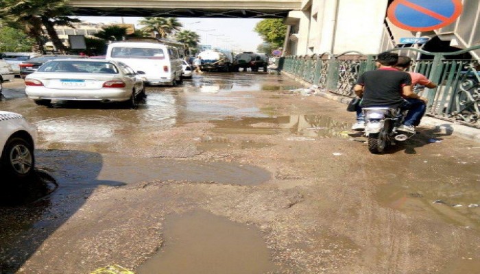 الجيزة: تكدس مروري بجوار جامعة القاهرة بسبب تحطم ماسورة مياه